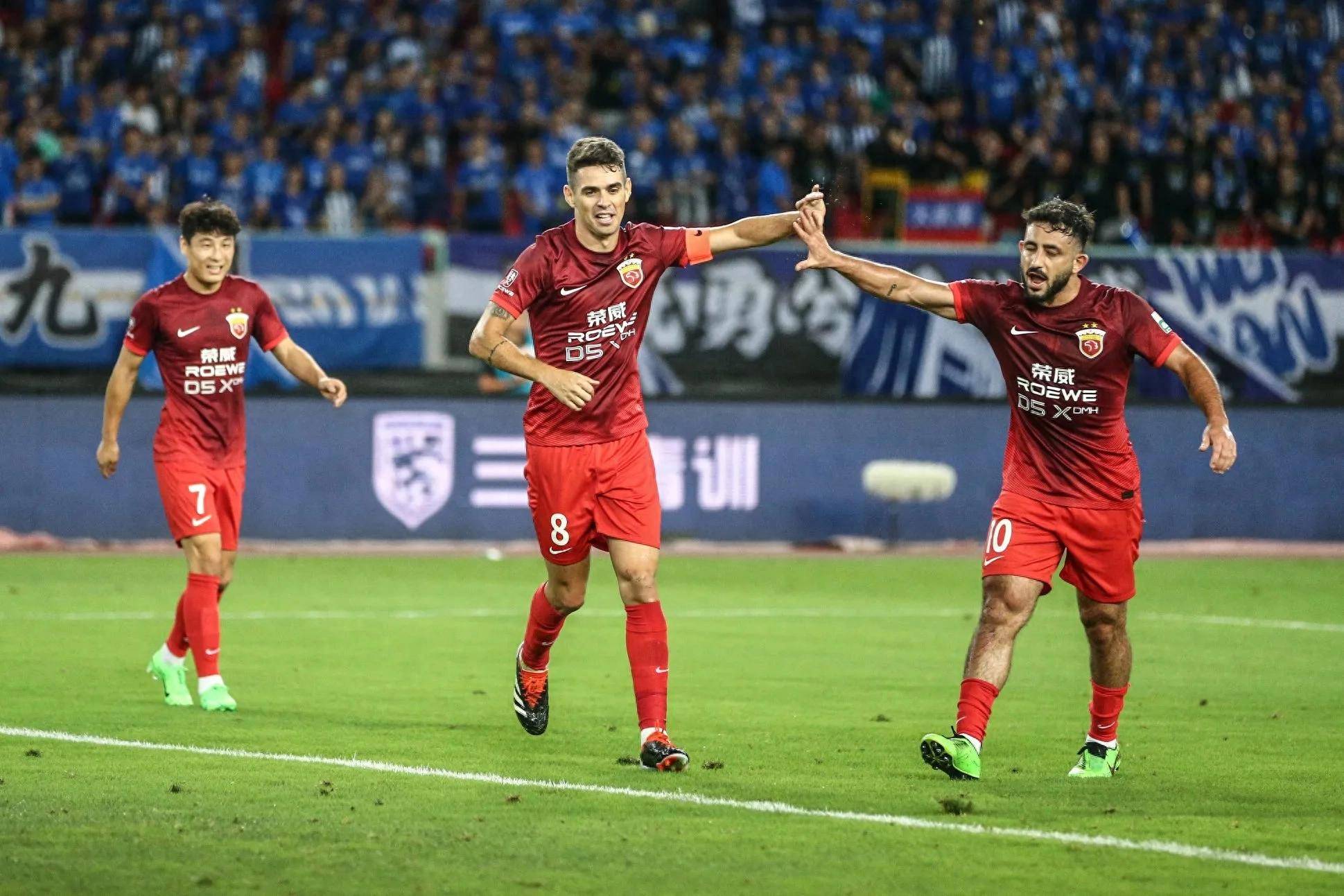 包含视野聚焦赛场：球员们表现出色令人赞叹的词条