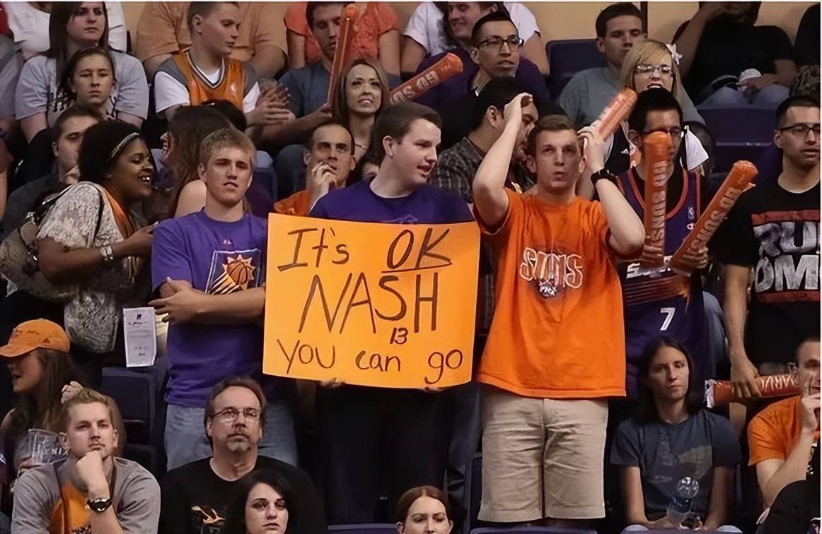 意大利球迷为本国篮球队送去加油