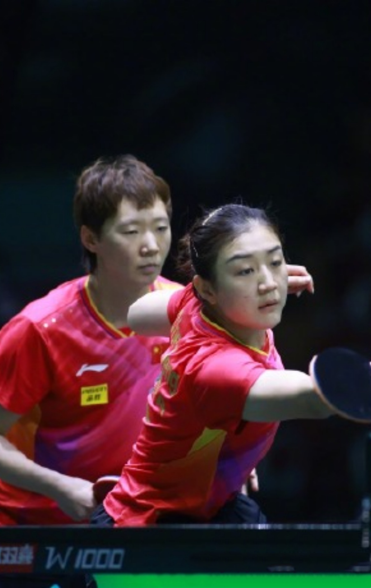 一场精彩对决引发球迷热情高涨，众人瞩目