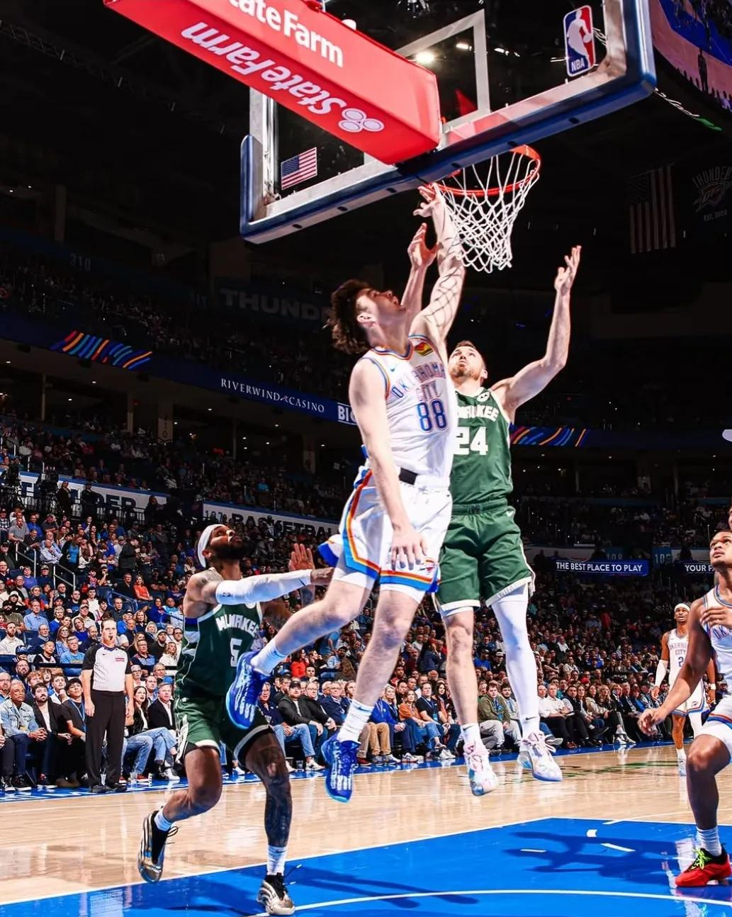 包含加拿大男篮绝地反击雄鹿B队，保罗统治全场的词条