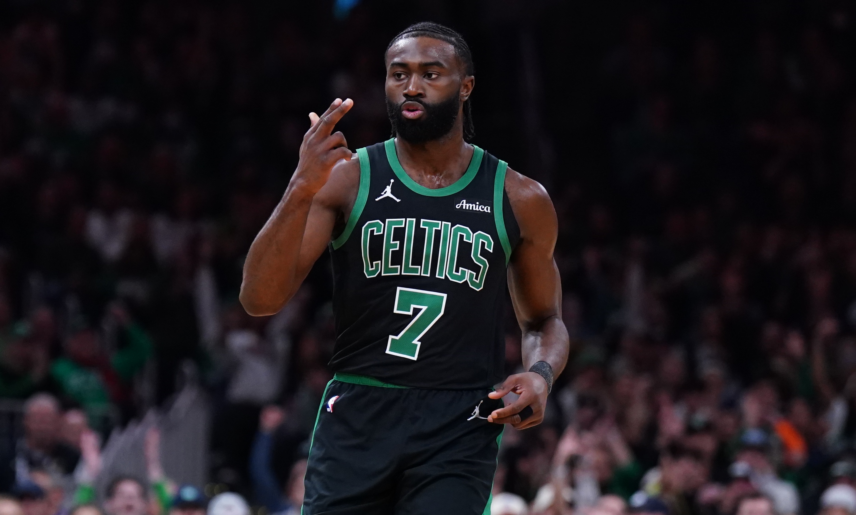 包含凯尔特人鏖战雷霆，杰伦·布朗送出助攻的词条