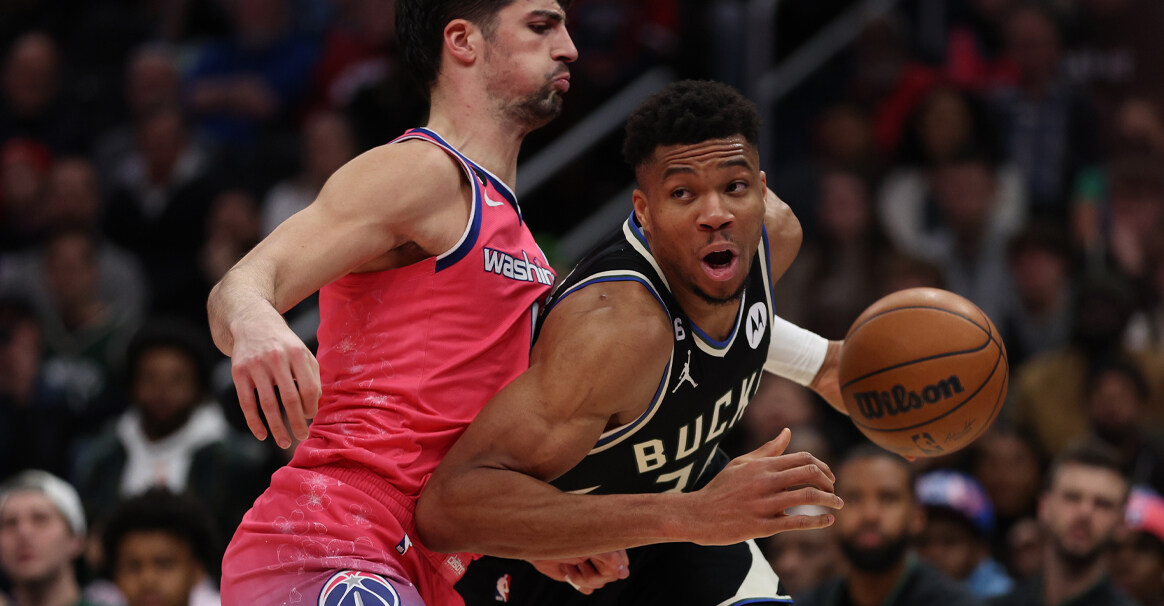 雄鹿险胜魔术，保持不败战绩